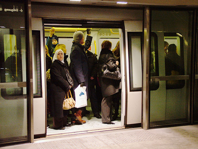 image/overfyldt-metro-12.jpg