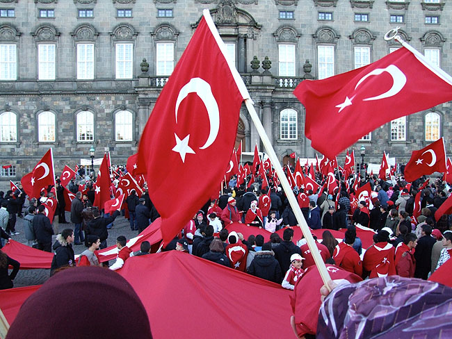 image/tyrkisk_demonstration-04.jpg