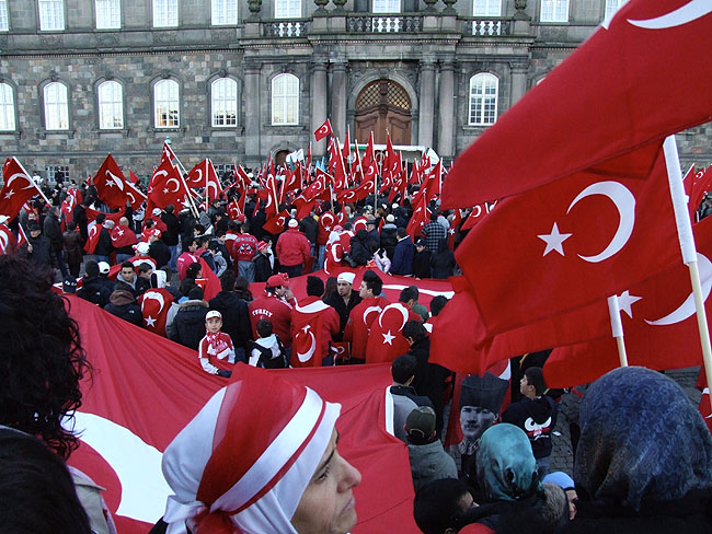 image/tyrkisk_demonstration-08.jpg