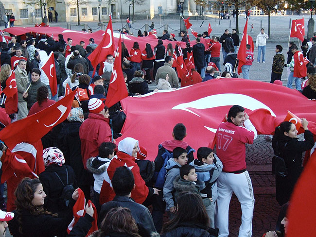 image/tyrkisk_demonstration-16.jpg