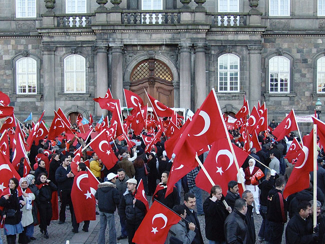 image/tyrkisk_demonstration-18.jpg