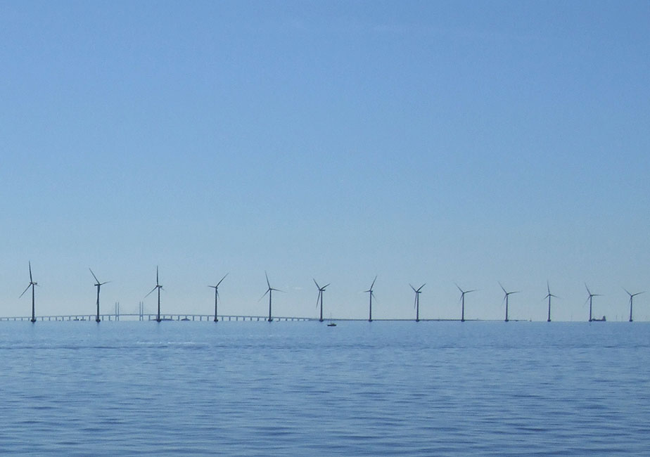 Panorama - Havmøller på Øresund med Øresundsbroen i baggrunden