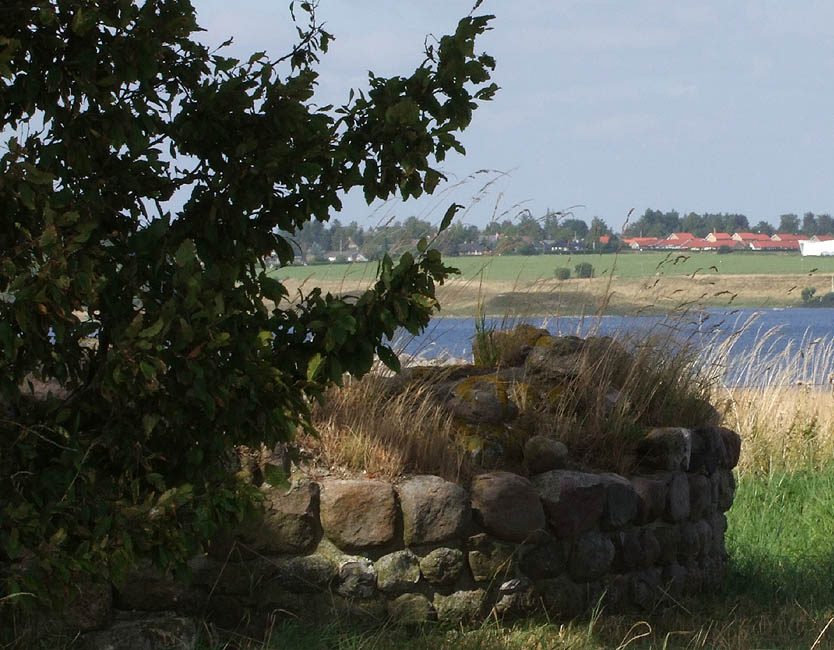 Panorama - Udsigt fra Eskilsø, kirkeruinen fra 11-hundredetallet, og den nye Hellig Kors Kirke